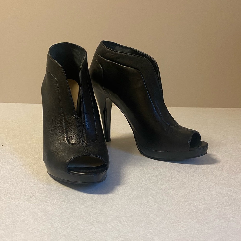 NINE WEST Pendanto Black Leather Bootie Sz 6 (4 1/4” patent heel, 1/2”platform)